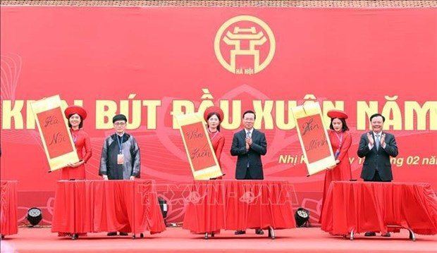 El presidente de Vietnam, Vo Van Thuong, en el acto de comienzo de escritura en el Año Nuevo Lunar en la provincia de Hai Duong. (Fotografía: VNA)