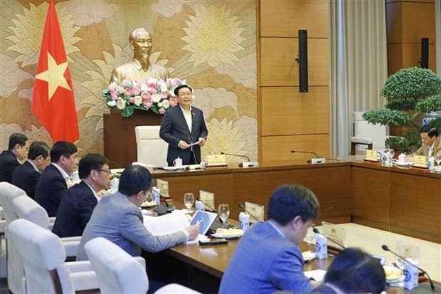 El presidente de la Asamblea Nacional de Vietnam, Vuong Dinh Hue, conduce la reunión. (Fotografía: VNA)