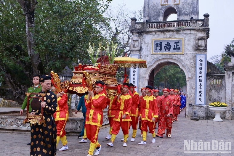 En la procesión de palanquín de Ngoc Lo. (Fotografía: Nhan Dan)
