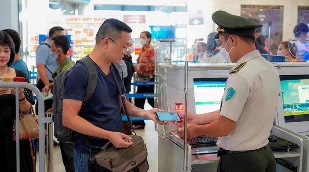 Un pasajero utiliza VNeID en el mostrador de seguridad del Aeropuerto Internacional de Noi Bai. (Fotografía: VNA)