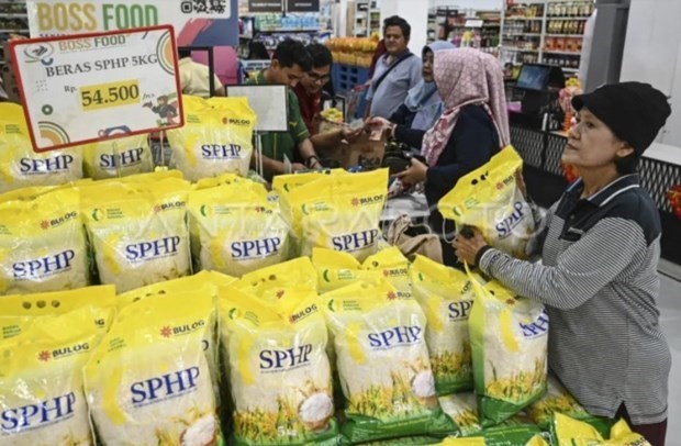 Clientes compran arroz en un centro comercial de Yakarta. (Fotografía: antaranews.com)