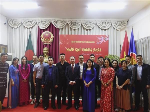 El embajador vietnamita en Bangladés, Nguyen Manh Cuong, e invitados en el evento. (Fotografía: VNA)