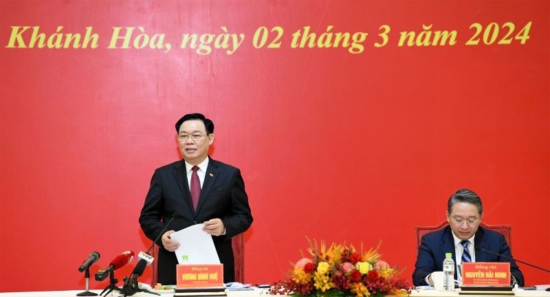 El presidente de la Asamblea Nacional, Vuong Dinh Hue, interviene en la reunión. (Fotografía: Nhan Dan)