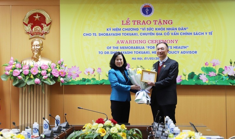 La ministra de Salud Pública de Vietnam, Dao Hong Lan, entrega la insignia al experto nipón. (Fotografía: Nhan Dan)