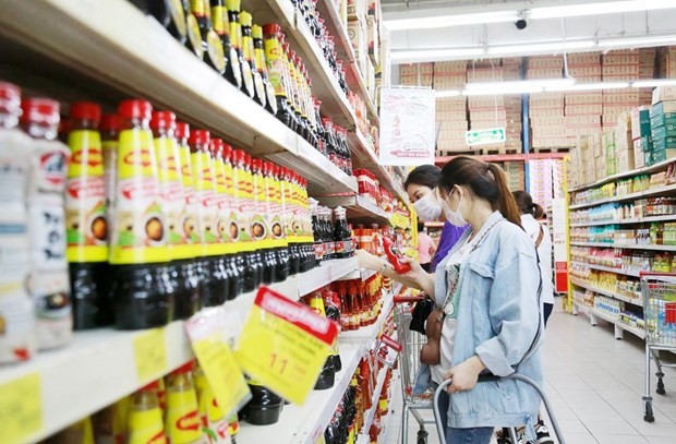 Los consumidores eligen productos en el supermercado Big C Thang Long. (Fotografía: hanoimoi.vn)