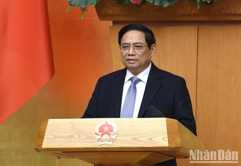 El primer ministro Pham Minh Chinh preside la reunión. (Fotografía: VNA)