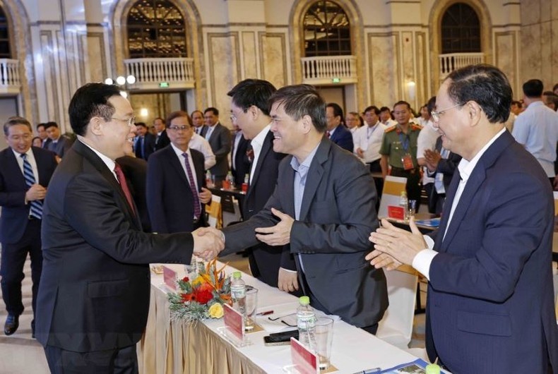 El presidente de la Asamblea Nacional, Vuong Dinh Hue, y delegados al evento. (Fotografía: VNA)