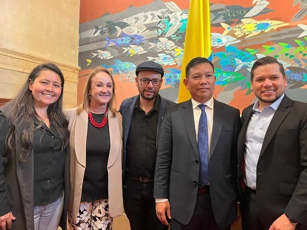 El presidente de la Cámara de Representante de Colombia, Andrés David Calle Aguas, el embajador vietnamita Vu Trung My y diputados colombianos. (Fotografía: baoquocte.vn)