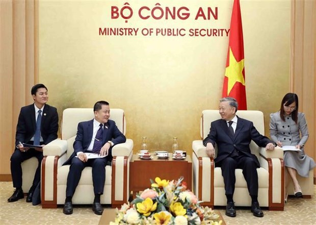 El ministro de Seguridad Pública de Vietnam, To Lam, recibe a Khonsi NaoValat, nuevo jefe de la Agencia de Representación del Ministerio de Seguridad Pública de Laos en Vietnam. (Fotografía: VNA)