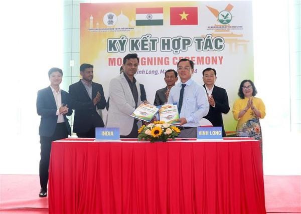 Representantes vietnamita y la india firman memorandos de entendimiento sobre actividades cooperativas. (Fotografía: VNA)