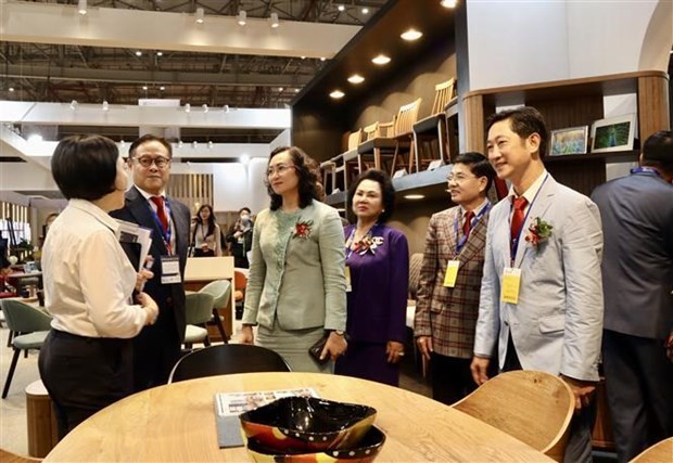 Delegados visitan los pabellones. (Fotografía: VNA)