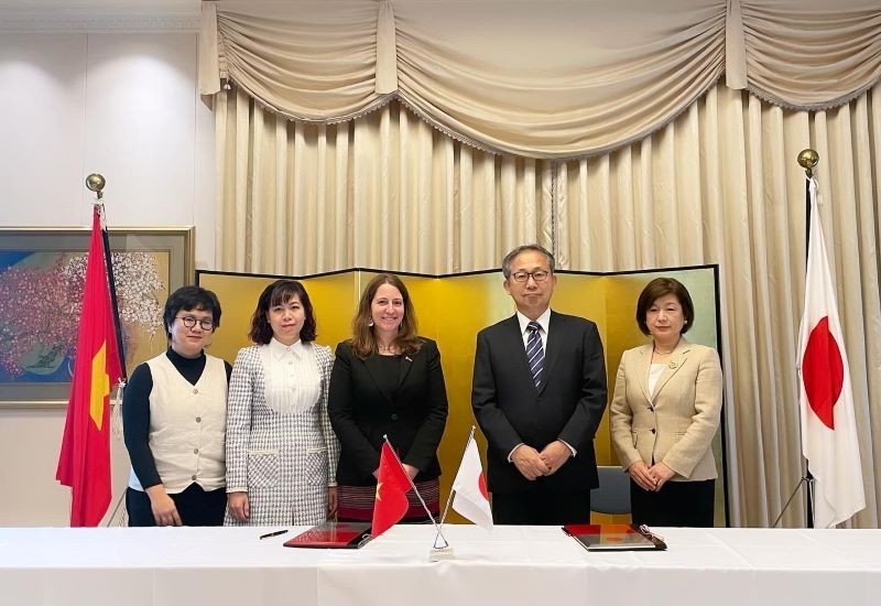 El embajador de Japón en Vietnam, Takio Yamada, su esposa y el Grupo Asesor de Minas (MAG) en el acto de firma, efectuado en Hanói. (Fotografía: Nhan Dan)