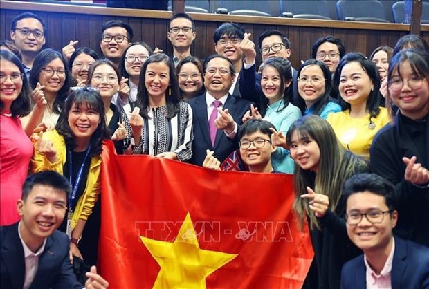 El primer ministro Pham Minh Chinh con estudiantes vietnamitas en la Universidad Victoria, Nueva Zelanda. (Fotografía: VNA)