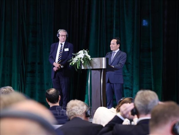 El vice primer ministro Tran Luu Quang dialoga con líderes de corporaciones del norte de Europa. (Fotografía: VNA)