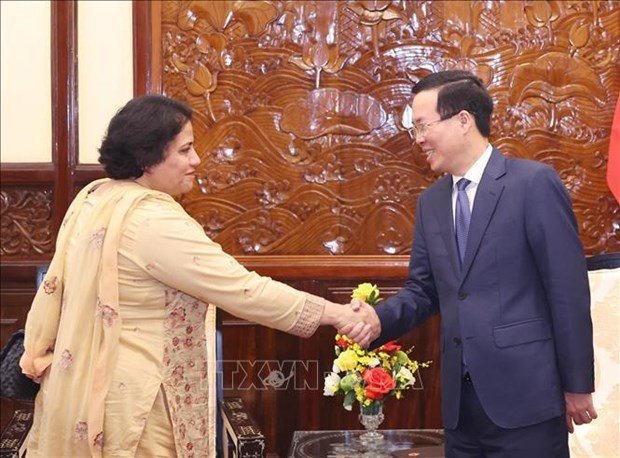 El presidente de Vietnam, Vo Van Thuong, recibe a la embajadora de Pakistán, Samina Mehtab. (Fotografía: VNA)