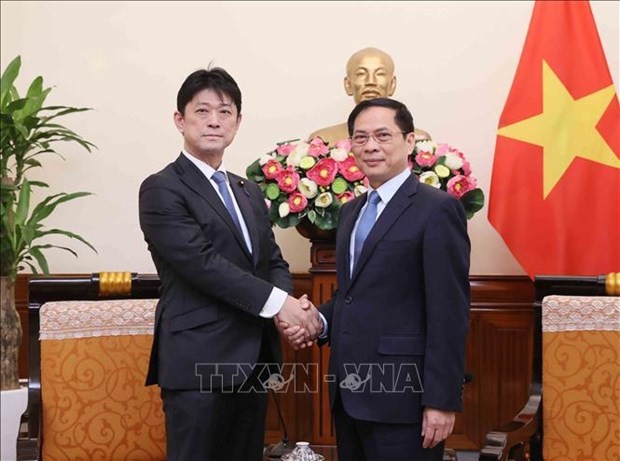El canciller de Vietnam, Bui Thanh Son, y Komura Masahiro, miembro de la Cámara de Representantes y viceministro de Asuntos Exteriores de Japón. (Fotografía: VNA)