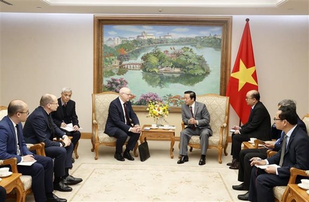 El vice primer ministro de Vietnam, Tran Hong Ha, recibe al embajador de Finlandia en Vietnam, Keijo Novaron, y al presidente del Grupo finlandés de Wartsila, Hakan Agnevall. (Fotografía: VNA)