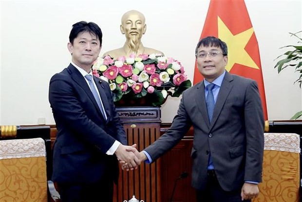 El vicecanciller permanente de Vietnam, Nguyen Minh Vu, recibe en Hanói a su homólogo de Japón Komura Masahiro. (Fotografía: VNA)