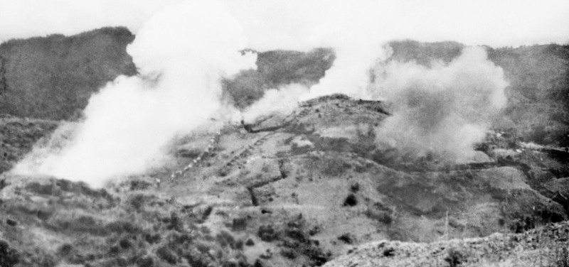 Las posiciones enemigas en llamas por las municiones de artillería del ejército vietnamita en la colina de Him Lam. Estas posiciones fueron aniquiladas el 13 de marzo, fecha inicial de la campaña. (Foto: VNA)
