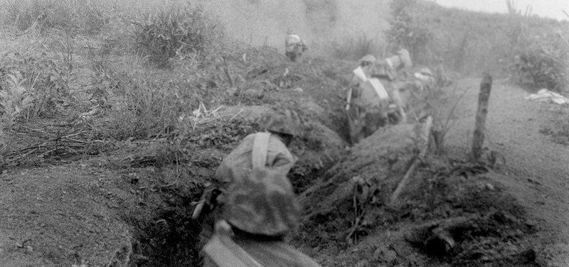 Al cese de la artillería, los soldados de choque vietnamitas aprovechan el terreno y los objetos que interponen la visión del enemigo para acercarse a sus posiciones en la colina de Him Lam y las aniquilan in situ, el 13 de marzo de 1954, fecha inicial de la campaña. (Foto: VNA)