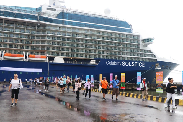 Turistas extranjeros llegan a Hue por barco. (Fotografía: VNA)
