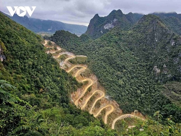 Vista panorámica del paso Khau Coc Cha (comuna de Xuan Truong, distrito de Bao Lac), también conocida como el paso de los 15 pisos. (Fotografía: VOV)