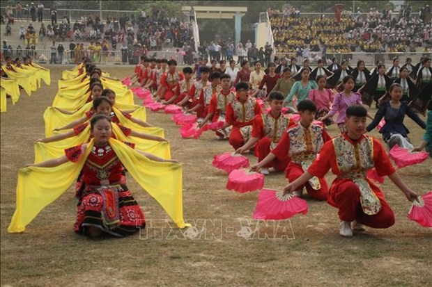 Una actuación estudiantil en el festival Xoe Thai, Dien Bien. (Fotografía: VNA)