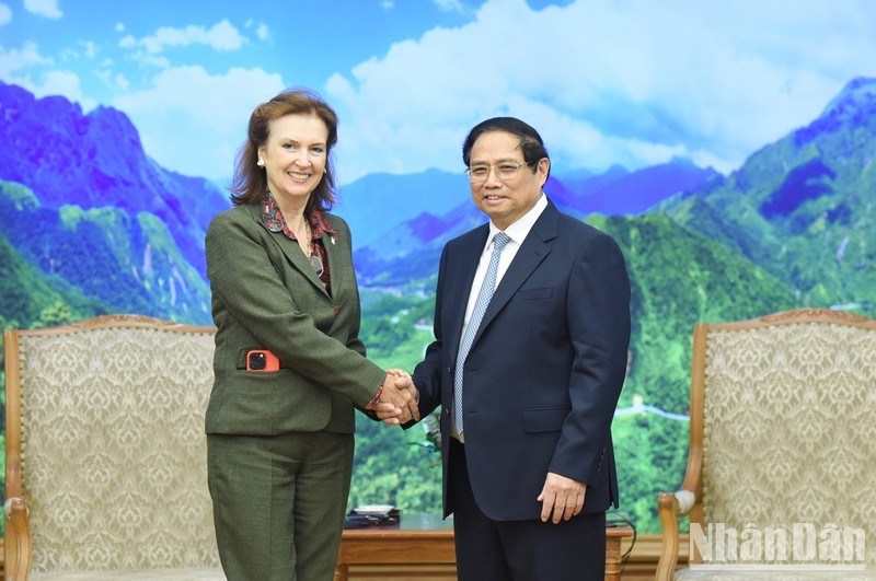 El primer ministro de Vietnam, Pham Minh Chinh (derecha), recibe a la ministra de Relaciones Exteriores, Comercio Internacional y Culto de Argentina, Diana Elena Mondino. (Fotografía: Nhan Dan)