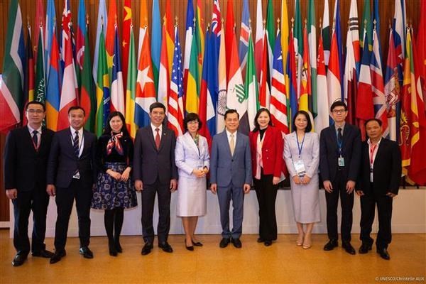 El viceministro de Relaciones Exteriores y presidente de la Comisión Nacional de Vietnam para la Unesco, Ha Kim Ngoc, y delegados vietnamitas. (Fotografía: VNA)