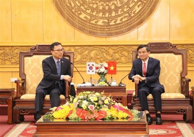 El embajador surcoreano Choi Youngsam y el secretario del Comité del Partido Comunista de Vietnam en Ninh Binh, Doan Minh Huan, intercambian la posibilidad de cooperación entre Ninh Binh y Corea del Sur. (Fotografía: VNA)