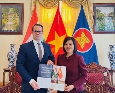 La embajadora de Vietnam en Hungría, Nguyen Thi Bich Thao, y el editor en jefe de la Revista Eurasia de la Universidad de John von Neumann de Hungría, Levente Horvath. (Fotografía: VNA)