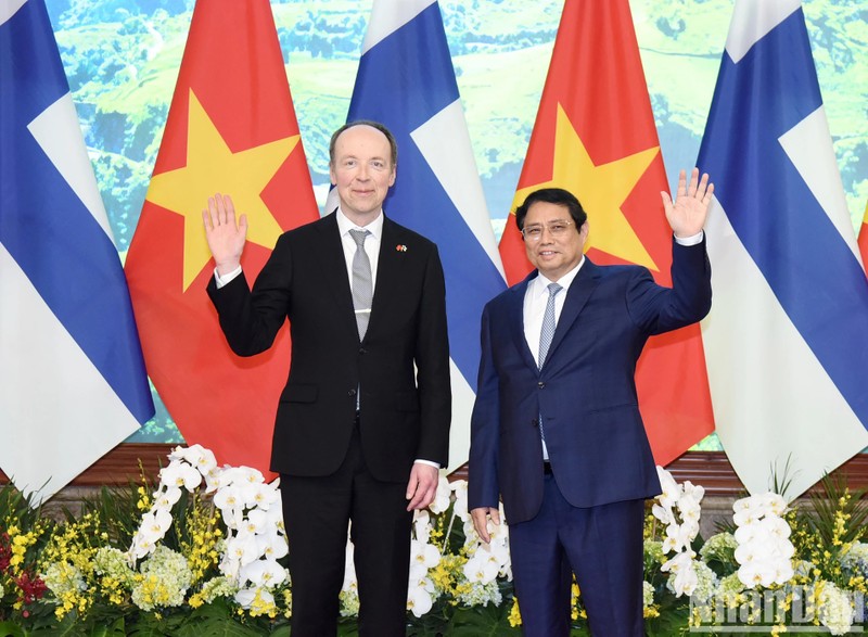 El primer ministro de Vietnam, Pham Minh Chinh, y el presidente del Parlamento de Finlandia, Jussi Halla-aho. (Fotografía: Nhan Dan)