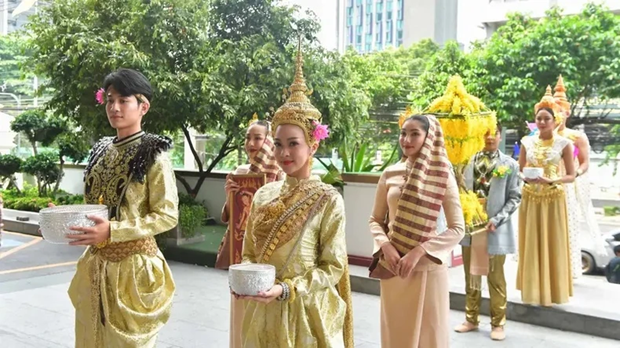 Artistas con trajes tradicionales tailandeses. (Fotografía: TAT)