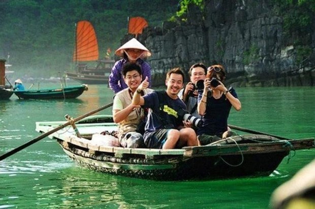 Los turistas visitan la Bahía de Ha Long. (Fotografía: thanhnien.vn)
