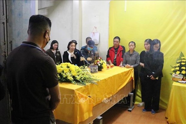 En el funeral de Dang Duy Kien, uno de los tres marineros vietnamitas muertos en un ataque con misiles contra True Confidence. (Fotografía: VNA)