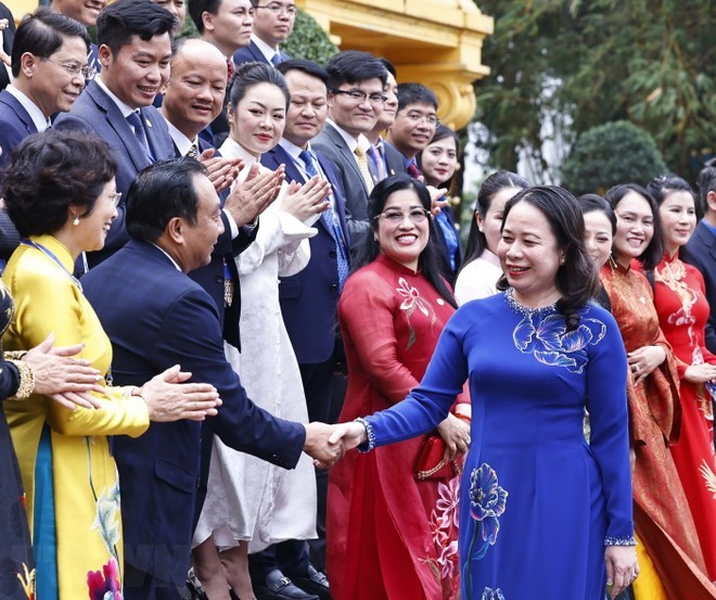 La presidenta interina de Vietnam, Vo Thi Anh Xuan, y representantes de la Asociación de Jóvenes Empresarios del país. (Fotografía: VNA)
