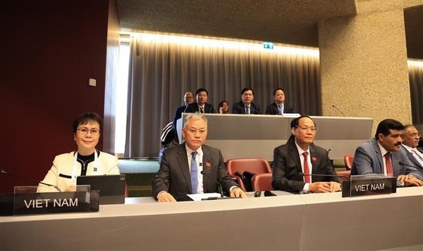 El vicepresidente de la Asamblea Nacional Tran Quang Phuong (segundo, derecha a izquierda) en la 148 Asamblea de la Unión Interparlamentaria (UIP-148). (Fotografía: VNA)