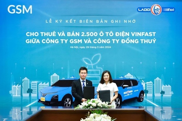 La ceremonia de firma del MoU entre la empresa de Dong Thuy y la corporación Green and Smart Moving. (Fotografía: tienphong.vn)