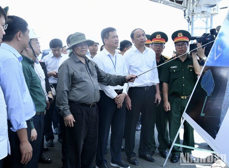 El primer ministro Pham Minh Chinh inspecciona el puerto internacional de pasajeros de Phu Quoc. (Fotografía: Nhan Dan)