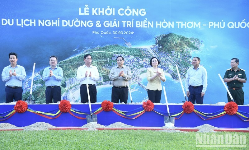 El primer ministro de Vietnam, Pham Minh Chinh, y otros delegados asisten a la ceremonia del inicio de construcción del complejo turístico. (Fotografía: Nhan Dan)