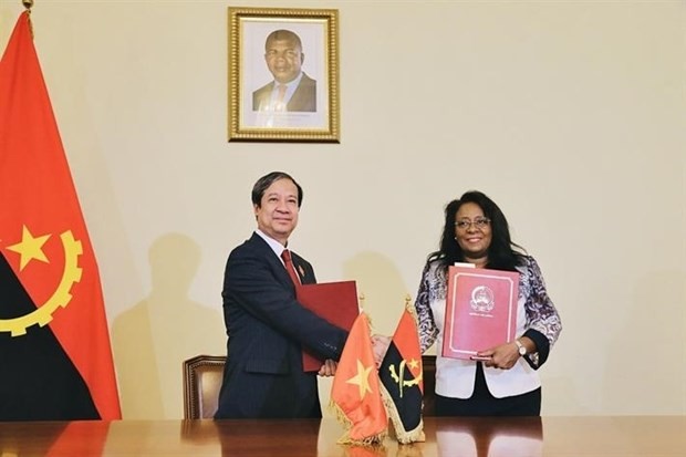 El ministro Nguyen Kim Son y la ministra Maria do Rosário Bragança intercambian el acta de la reunión. (Fotografía: dangcongsan.vn)