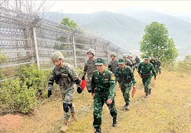 Guardias fronterizos estacionados en la provincia vietnamita de Dien Bien y en la región de Mengzhi, de la provincia china de Yunnan, realizan la patrulla. (Fotografía: VNA)