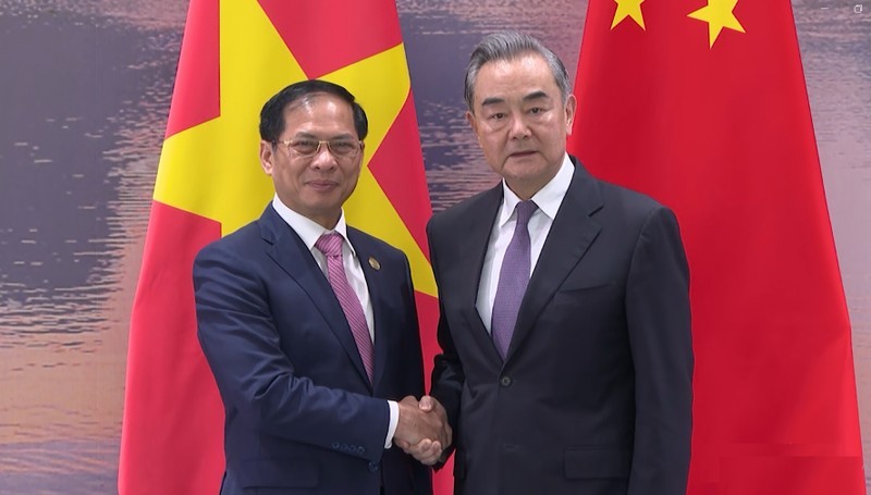 El ministro de Relaciones Exteriores de Vietnam, Bui Thanh Son (izquierda), se reúne con su homólogo de China, Wang Yi. (Fotografía: Nhan Dan)