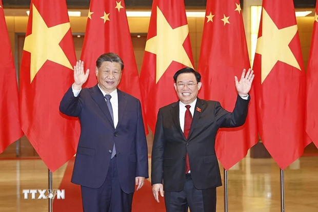 El presidente de la Asamblea Nacional de Vietnam, Vuong Dinh Hue (derecha), y el secretario general del Partido Comunista de China y presidente del país, Xi Jinping. (Fotografía: VNA)