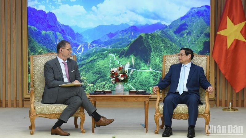 El primer ministro de Vietnam, Pham Minh Chinh (derecha), conversa con el embajador de Francia, Olivier Brochet. (Fotografía: Nhan Dan)