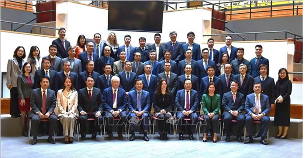 La delegación vietnamita, encabezada por el viceprimer ministro Le Minh Khai, y dirigentes de la Universidad de Harvard. (Fotografía: VNA)