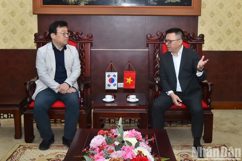El compañero Le Quoc Minh se reúne con el presidente de la Asociación de Periodistas de Corea del Sur, Park Jong Hyun. (Fotografía: Nhan Dan)
