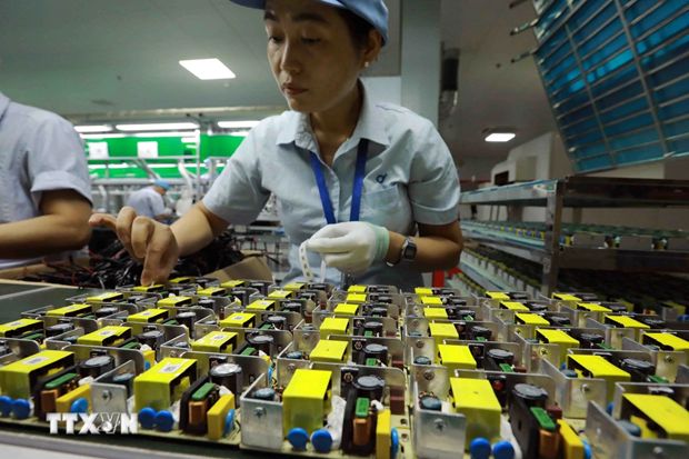 Ensamblaje de componentes electrónicos para la industria de imprentas en la empresa Chee Yuen Vietnam, de inversión de Taiwán (China), en el Parque Industrial de An Duong, en el distrito de An Duong. (Fotografía: VNA)