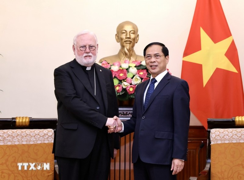 El ministro de Relaciones Exteriores de Vietnam, Bui Thanh Son (derecha), recibe al arzobispo Paul Richard Gallagher, secretario para las relaciones con los Estados y las Organizaciones Internacionales de la Santa Sede. (Fotografía: VNA)