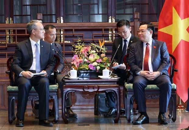 El presidente de la Asamblea Nacional de Vietnam, Vuong Dinh Hue (derecha), recibe al director general del grupo de construcción eléctrica Power China, Wang Bin. (Fotografía: VNA)